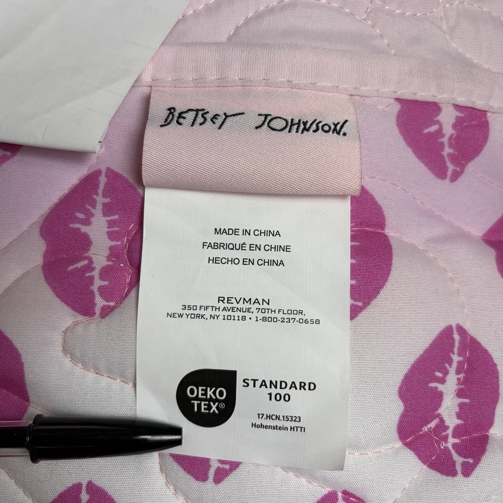 Betsy Johnson Twin 2 Piece‎ Reversable Quilt XO Stitch Ombrey Lips Pink